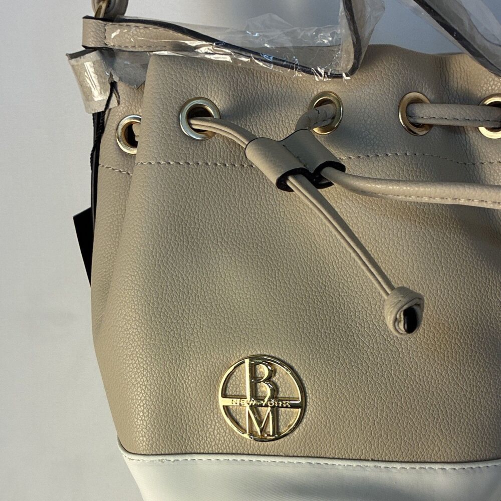Badgley Mischka Beige/White Pebbled Faux Leather Drawstring Bucket Bag Gold